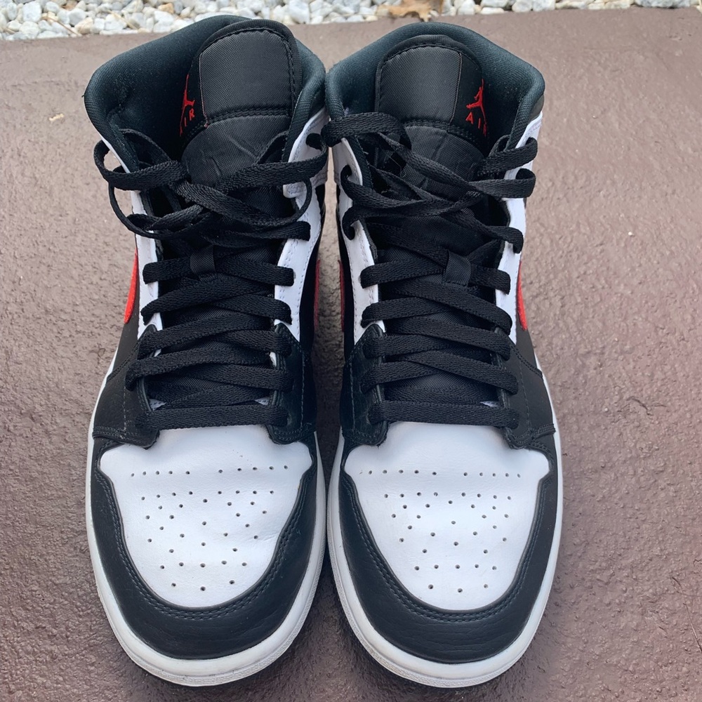 Jordan 1 Mid ‘Chile’